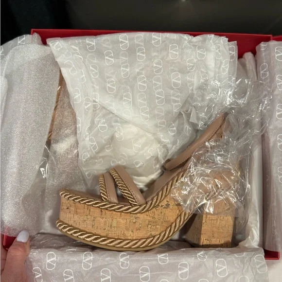 Valentino Garavani Beige Rope Platform Sandals - Picture 5 of 10